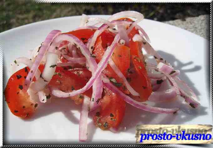 Закусочный салат из помидоров