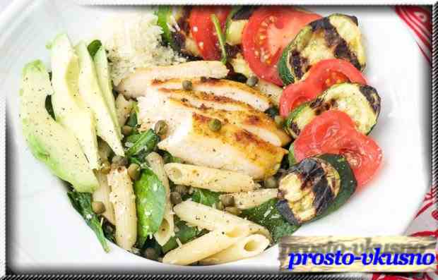 Итальянский салат с курицей, авокадо и овощами