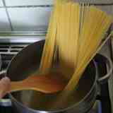 как варить спагетти - продавить спагетти лопаткой