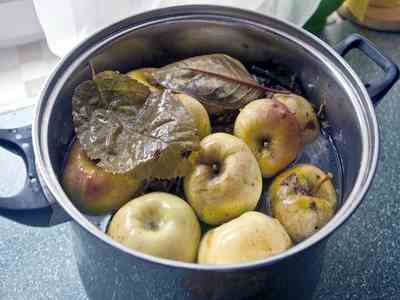 Готовим маринад для этого простого рецепта моченых яблок